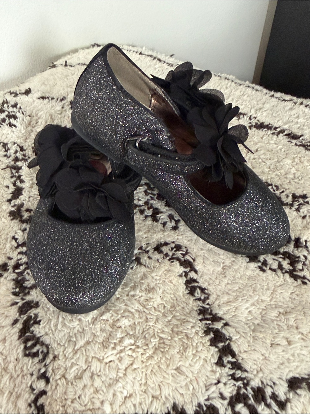 Girls Black Glitter Mary Jane Dress Shoes Floral Strap Size 10 ENZO party